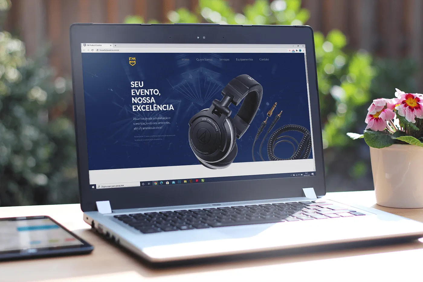 Site da FM Perfect Eventos aberto em um notebook